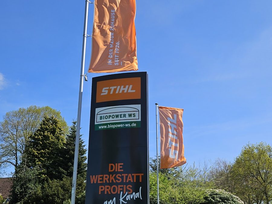 Werbepylon mit STIHL Logo und Schriftzug Die Werkstatt Profis am Kanal