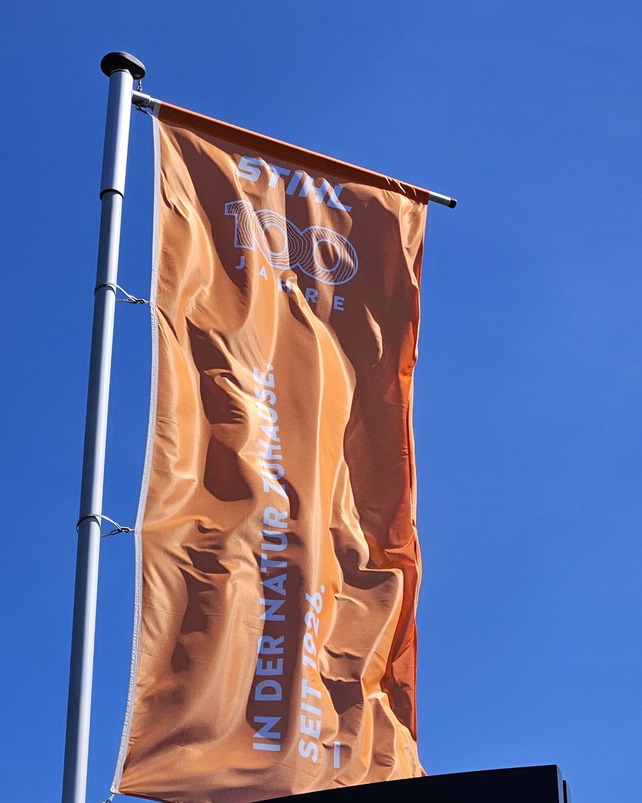 Orange STIHL Fahne vor blauem Himmel